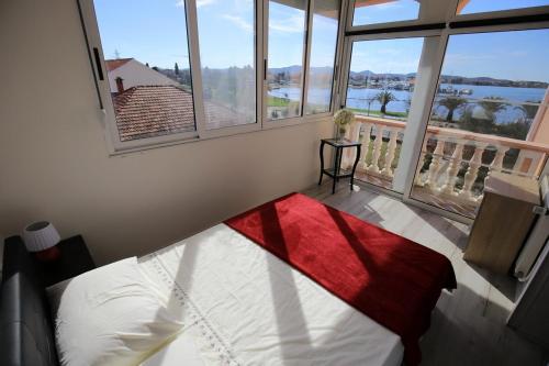 ein Schlafzimmer mit einem Bett und einem großen Fenster in der Unterkunft Sea View Apartments Pericic in Sukošan