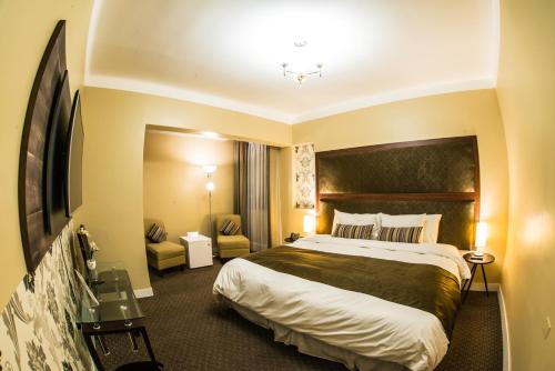 a hotel room with a large bed and a couch at Los Leones Hotel Boutique in Arequipa