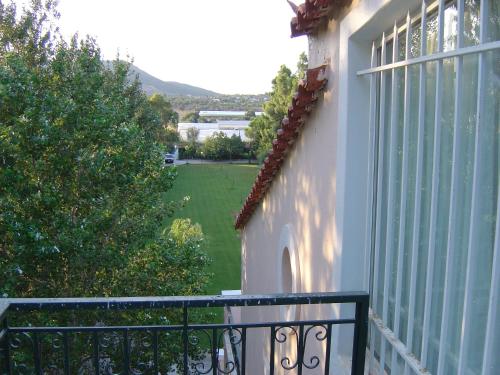 Балкон или терраса в Luxury 6BR Villa, Garden Oasis, near Schinia Beach