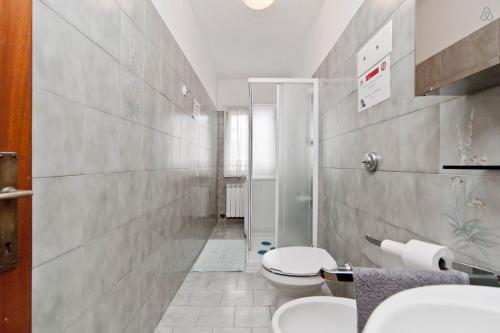 uma casa de banho com um WC e um lavatório em CasaGiulietta em Veneza