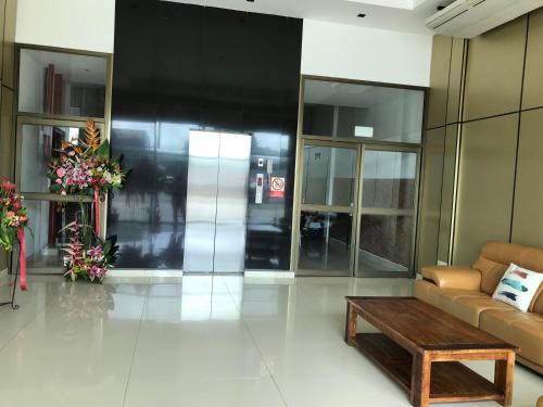 a lobby with a couch and a coffee table at Hotel F Sur Inn in David
