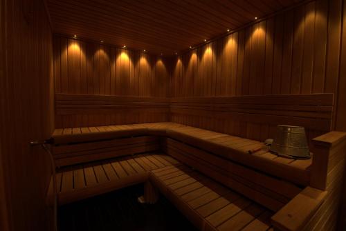 an empty sauna with a bucket in the middle at Scandic Gällivare in Gällivare