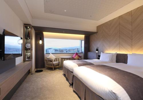 Una cama o camas en una habitación de Solaria Nishitetsu Hotel Fukuoka