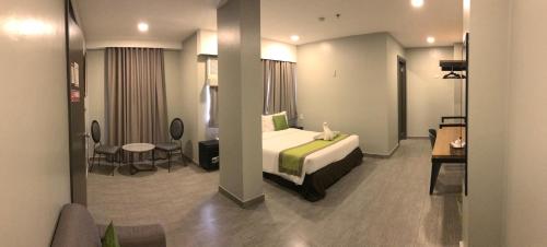 Postel nebo postele na pokoji v ubytování Cebu R Hotel Capitol
