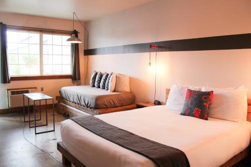 En eller flere senge i et værelse på Ashore Hotel