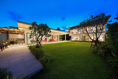 a house with a lawn in front of it at Villa SeaNest Samui in Laem Sor