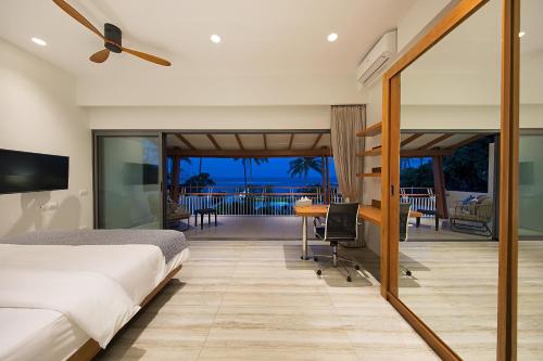 Postel nebo postele na pokoji v ubytování Villa SeaNest Samui
