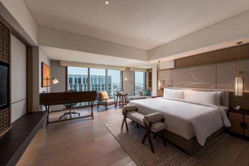 Postel nebo postele na pokoji v ubytování Pan Pacific Yangon