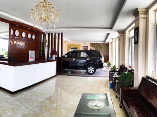 um carro estacionado num salão com um carro estacionado em Hoang Gia Hotel em Thanh Hóa