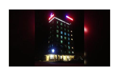 um edifício alto com luzes em cima à noite em Hoang Gia Hotel em Thanh Hóa
