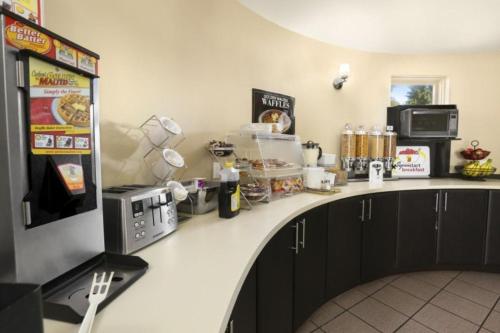 een keuken met een aanrecht met een magnetron en een koelkast bij Super 8 by Wyndham North Bay in North Bay