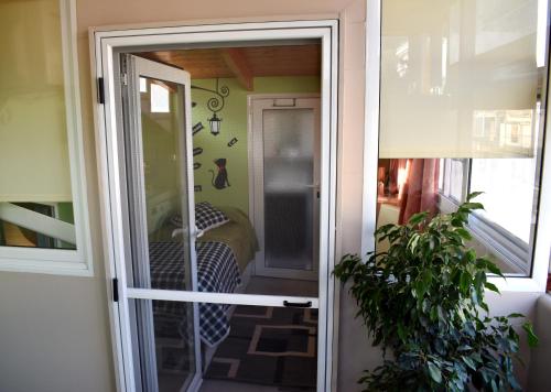 una puerta abierta a una habitación con una planta en Adriana's Loft, en Patra