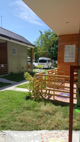 Κήπος έξω από το Honeybee apartments