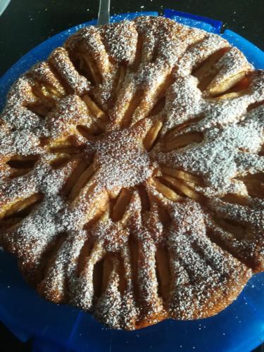 Una torta seduta su un piatto blu di Le Terre Di BAC a Borgo Montenero