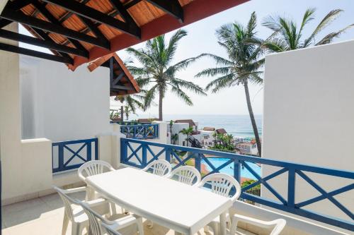 d'une table et de chaises blanches sur un balcon donnant sur l'océan. dans l'établissement Le Paradis 30, à Ballito