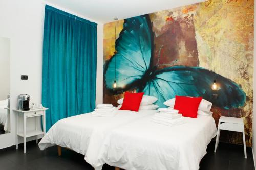 トリノにあるTRNAPT Torino Apartmentsのベッドルーム1室(赤い枕のベッド2台付)