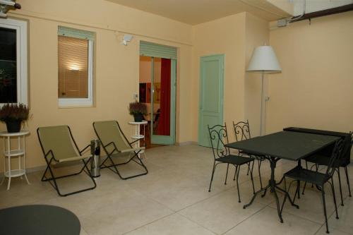 - une salle à manger avec une table et des chaises dans l'établissement TRNAPT Torino Apartments, à Turin