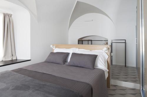 Un pat sau paturi într-o cameră la Genova Suite Art