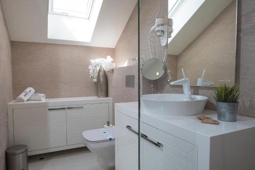 een witte badkamer met een wastafel en een toilet bij Green Room in Dubrovnik