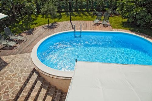 una piscina con bañera en el patio en Villa Ester, en Rovinj