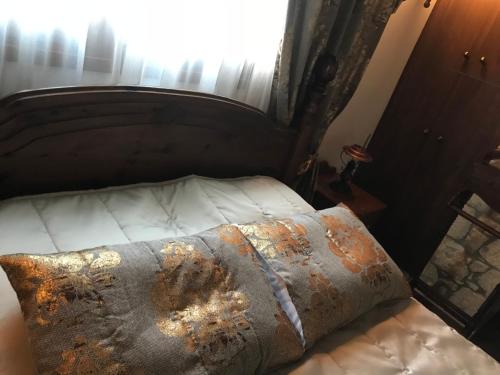 a bedroom with a bed with aitures at De Michanna in Anarita
