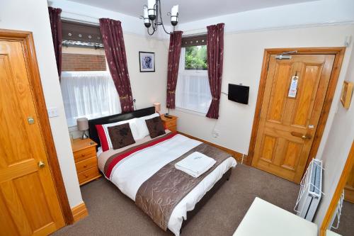 Un pat sau paturi într-o cameră la Home from Home Guesthouse