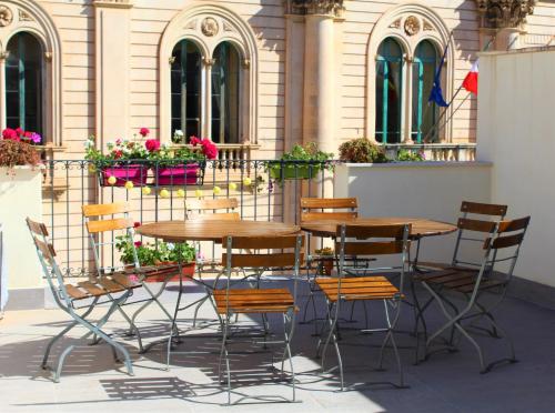 a table and chairs in front of a building at Casa Panke in Scicli