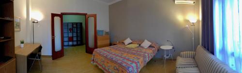 - une petite chambre avec un lit et un canapé dans l'établissement Roma Cinecittà Free WI-FI, à Rome