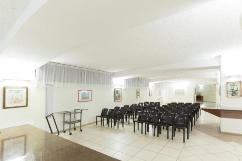 Coin salon dans l'établissement Hotel La Baia