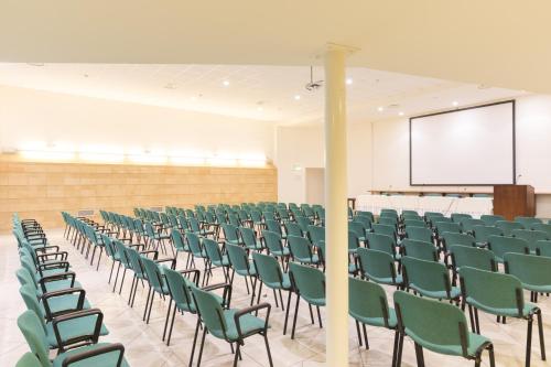 Espace de conférence ou salle de réunion dans l'établissement Hotel La Baia