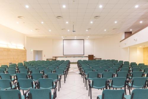 Espace de conférence ou salle de réunion dans l'établissement Hotel La Baia