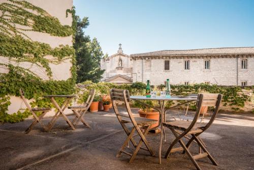 a table and chairs in front of a building at Hotel d'Angleterre in Avignon