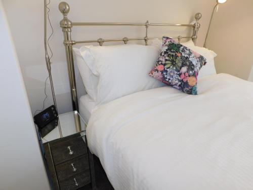 Giường trong phòng chung tại Kingsway Apartment