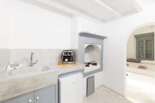 uma cozinha com um lavatório e comodidades para preparar café num balcão em Melina's House Mykonos Town em Míconos