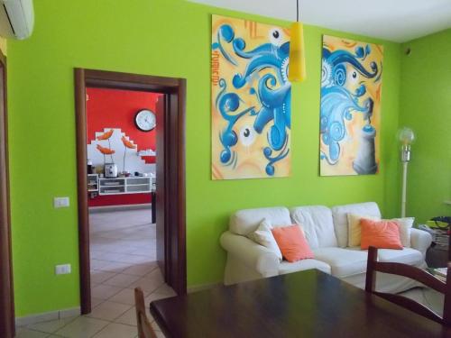 een woonkamer met groene muren en een tafel en een bank bij B&B Casazze Dream in Marcaria