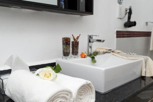 La salle de bains est pourvue d'un lavabo et d'une serviette blancs. dans l'établissement Nungwi Dreams by Mantis, à Nungwi