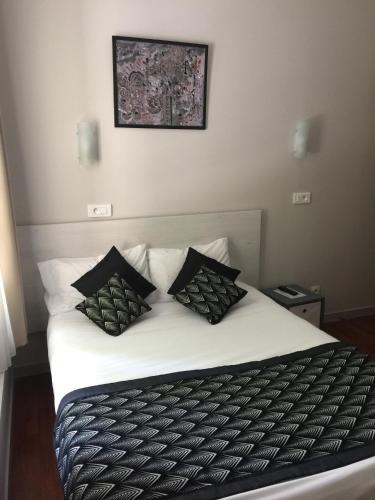 Postel nebo postele na pokoji v ubytování Hôtel Vendôme