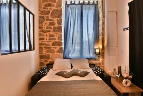 um quarto com uma cama em frente a uma janela em Le Sémaphore em Saint Malo