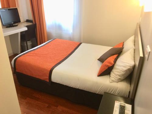 Postel nebo postele na pokoji v ubytování Hôtel Vendôme