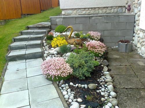 a garden with a bunch of plants and rocks at Sifra 276 in Nová Lesná