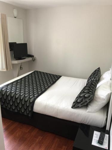 Postel nebo postele na pokoji v ubytování Hôtel Vendôme