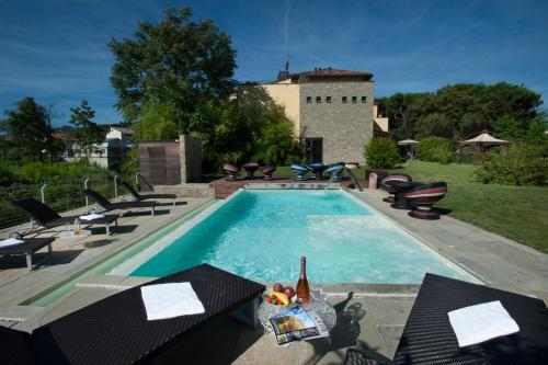 Bazén v ubytování Hotel Langhe nebo v jeho okolí