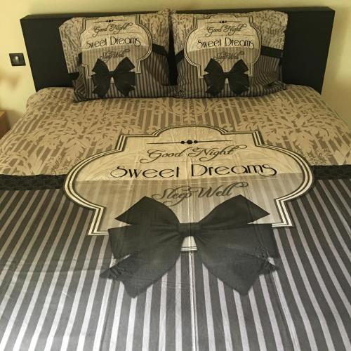 - un lit avec cravate noire dans l'établissement Au coeur de la Flandre, à Noordpeene