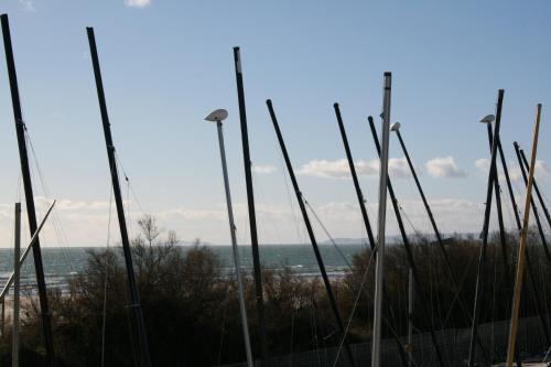 a row of street lights in front of the ocean at Résidence Coté Mer in La Grande-Motte