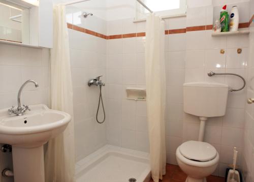 Bilik mandi di O Pyrgos Accommodations