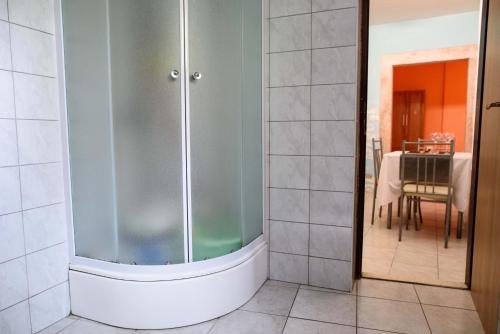 a glass shower in a room with a table at Dalmatia Sun in Split
