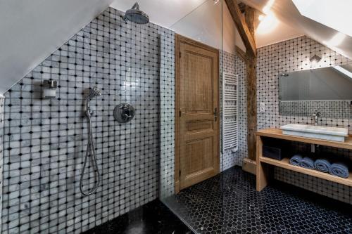 a bathroom with a shower and a sink at La Grange De Léonie, Chambres d'hôtes avec Piscine et Spa in Vierzon