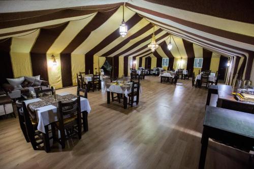 Restaurace v ubytování Sahara Sky Luxury Camp