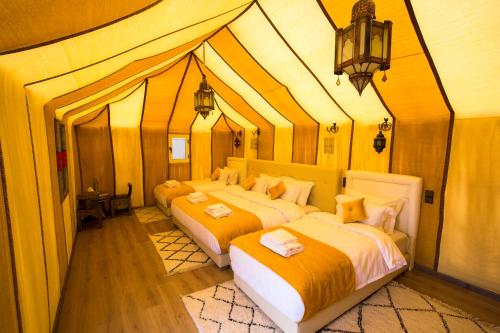 Postel nebo postele na pokoji v ubytování Sahara Sky Luxury Camp