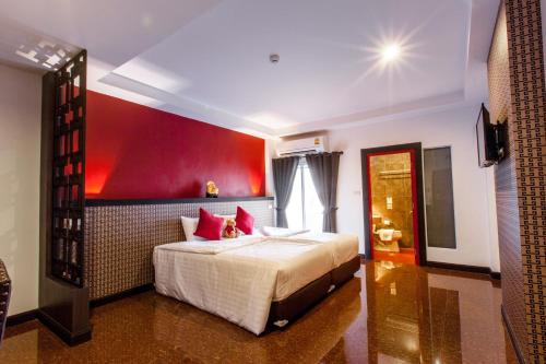Una cama o camas en una habitación de Gallery Lake View Hotel